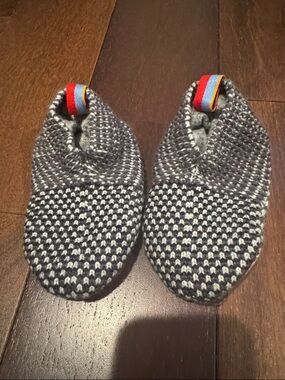 Bombas Toddler Gripper Socks, size 5-7 in gray, black and white tweed